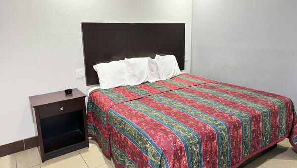 1 King Bed Smoking Photo 1