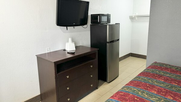 1 King Bed Smoking Photo 3