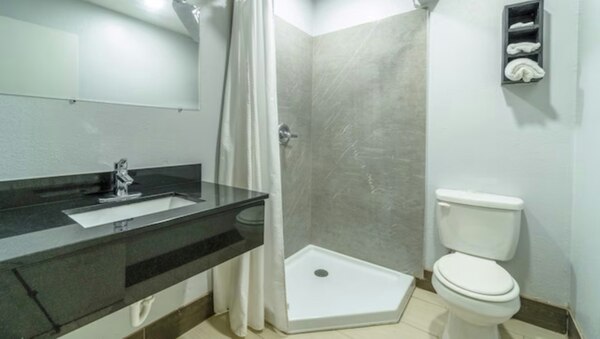 1 King Bed Smoking Photo 4