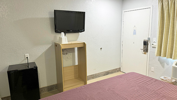 1 King Bed Accessible Non-Smoking Photo 4