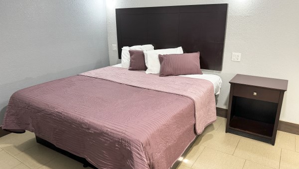 1 King Bed Non-Smoking Photo 2