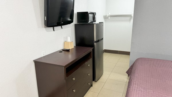 1 King Bed Non-Smoking Photo 3